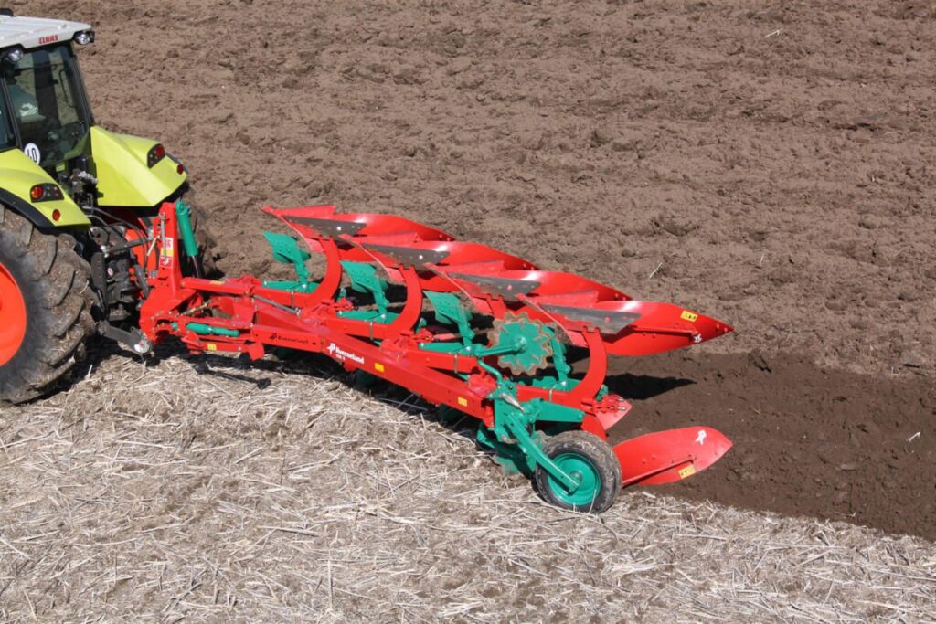 Aratura - un tractor la arat pe un camp vazut de sus